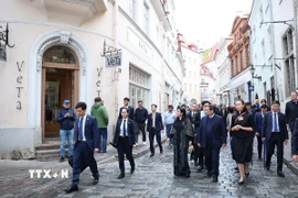 Thủ tướng Phạm Minh Chính cùng Phu nhân tham quan không gian, kiến trúc, lịch sử khu phố cổ Tallinn. (Ảnh: Dương Giang/TTXVN)
