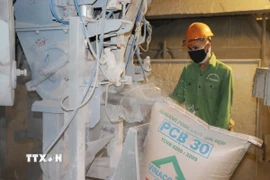 Sản xuất ximăng tại Công ty Cổ phần ximăng Quán Triều VVMI. (Ảnh: Hoàng Nguyên/TTXVN