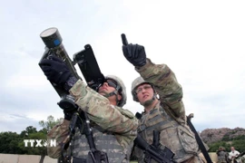 Trong ảnh: Binh sĩ Mỹ sử dụng tên lửa vác vai Stinger nhằm vào một mục tiêu giả định. (Nguồn: Quân đội Mỹ/TTXVN)