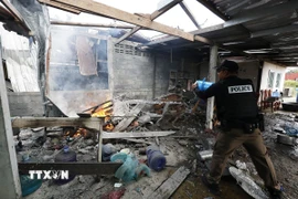 Một ngôi nhà ở tỉnh Surin, Thái Lan bị phá hủy do trúng đạn pháo trong xung đột biên giới với Campuchia. (Ảnh: THX/TTXVN)