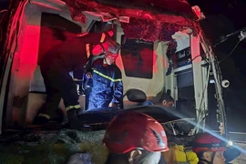 Lực lượng Cảnh sát phòng cháy chữa cháy và cứu nạn cứu hộ giải cứu các nạn nhân mắc kẹt trong xe khách. (Nguồn: Báo Đà Nẵng)