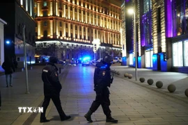 Cảnh sát Nga gác trên đường phố thủ đô Moskva. (Ảnh: AFP/TTXVN)