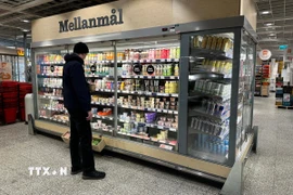 Người tiêu dùng mua sắm tại siêu thị ở Stockholm, Thụy Điển. (Ảnh: THX/TTXVN)