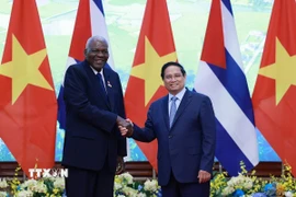 Thủ tướng Phạm Minh Chính và Chủ tịch Quốc hội Cuba Esteban Lazo Hernandez. (Ảnh: Dương Giang/TTXVN)