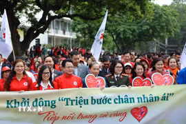 Đại biểu tham gia đi bộ Khởi động Chiến dịch “Triệu bước chân Nhân ái - Tiếp bước trang sử vàng.” (Ảnh: Thanh Tùng/TTXVN)