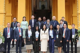 Thứ trưởng Ngoại giao Lê Thị Thu Hằng và các phóng viên nước ngoài tham gia đưa tin về Đại hội XIV của Đảng. (Nguồn: TTXVN phát)