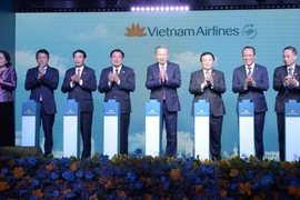 Tổng Bí thư Tô Lâm cùng nhiều lãnh đạo bộ, ngành ấn nút khai trương đường bay thẳng. (Nguồn: VOV)