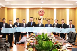 Cục Hợp tác kinh tế quốc tế (thuộc Bộ Thương mại Trung Quốc) bàn giao dự thảo Báo cáo đầu kỳ nghiên cứu khả thi Dự án đường sắt Lào Cai-Hà Nội-Hải Phòng cho Cục Đường sắt Việt Nam. (Nguồn: Bộ Xây dựng)