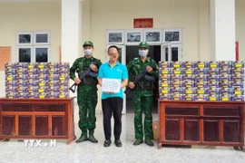 Đối tượng N.Đ.H và tang vật. (Ảnh: Đậu Tất Thành/TTXVN)