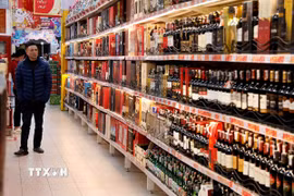 Giảm 50% phí thẩm định điều kiện kinh doanh rượu. (Ảnh: Trần Việ/TTXVN)