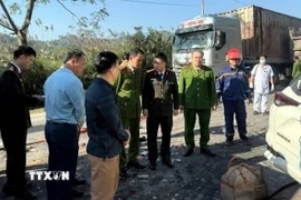 Lãnh đạo Công an tỉnh Lạng Sơn trực tiếp chỉ đạo công tác điều tra làm rõ nguyên nhân vụ tai nạn tại hiện trường. (Ảnh: TTXVN phát)