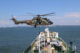 Trực thăng Airbus H225 Caracal thuộc phi đội 8 của Không quân Indonesia trong cuộc tập trận chung giữa Lực lượng Vũ trang Singapore (SAF) và Quân đội Indonesia (TNI) tại vùng biển quanh Batam, quần đảo Riau, từ ngày 2-4/6. (Nguồn: Quân đội Indonesia)