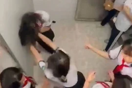 Nữ sinh bị các học sinh khác đánh. (Ảnh cắt từ clip)