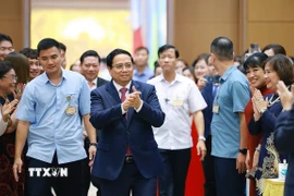 Thủ tướng Phạm Minh Chính đến Hội nghị gặp mặt các doanh nghiệp với chủ đề “80 năm doanh nghiệp đồng hành cùng đất nước.” (Ảnh: Dương Giang/TTXVN)