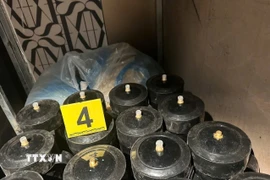 Các bình "khí cười" tại một cơ sở kinh doanh bị phát hiện. (Ảnh: TTXVN phát)