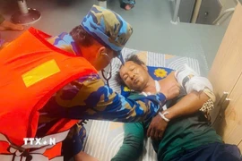 Cán bộ quân y Hải đội Biên phòng 2 tiến hành cấp cứu nạn nhân. (Ảnh: TTXVN phát)