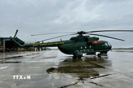 Trực thăng của Trung đoàn Không quân 930 (Sư đoàn Không quân 372) chuẩn bị cất cánh vận chuyển hàng cứu trợ đến cho người dân đang bị nước lũ bao vây cô lập tại các tỉnh Nam Trung Bộ. (Ảnh: Trần Lê Lâm/TTXVN)