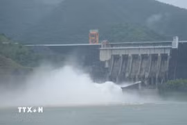 Thủy điện Sơn La mở 1 cửa xả đáy. (Ảnh: Quang Quyết/TTXVN)