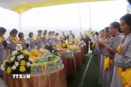 Các Phật tử thực hiện nghi lễ cầu siêu cho anh linh các Anh hùng liệt sỹ hai nước Việt Nam-Lào. (Ảnh: Đỗ Bá Thành/TTXVN)
