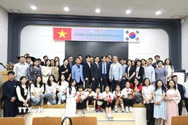 Các đại biểu và khách mời chụp ảnh lưu niệm tại buổi lễ. (Ảnh: Đức Thắng/TTXVN)