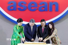Tổng Bí thư Tô Lâm và Phu nhân cùng Tổng Thư ký ASEAN Kao Kim Hourn và Phu nhân cắt bánh chào mừng 30 năm Ngày Việt Nam gia nhập ASEAN (Indonesia, 10/3/2025). (Ảnh: Thống Nhất/TTXVN)