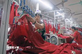 Dây chuyền may xuất khẩu sang Mỹ. (Ảnh: Trần Việt/TTXVN)