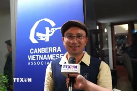 Ông Harry Hoàng - Chủ tịch Hội người Việt tại thủ đô Canberra - và là người được Toàn quyền Australia tặng Huân chương Danh dự Australia (OAM) trả lời phỏng vấn của phóng viên TTXVN tại Australia. (Ảnh: Lê Đạt/TTXVN)