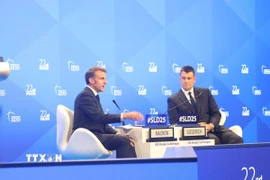 Tổng thống Pháp Emmanuel Macron trao đổi trực tiếp về quan điểm liên quan đến các vấn đề an ninh đang nổi lên. (Ảnh: Tất Đạt/TTXVN)