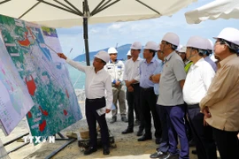 Đoàn công tác Ủy ban Thường vụ Quốc hội khảo sát tại dự án bến cảng Liên Chiểu. (Ảnh: Quốc Dũng/TTXVN)