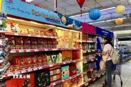 Khách chọn mua hàng tại siêu thị Co.op Nguyễn Đình Chiểu, Thành phố Hồ Chí Minh. (Ảnh: Mỹ Phương/TTXVN)