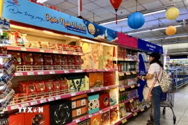 Khách chọn mua hàng tại siêu thị Co.op Nguyễn Đình Chiểu, Thành phố Hồ Chí Minh. (Ảnh: Mỹ Phương/TTXVN)
