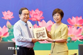 Tổng Giám đốc Thông tấn xã Việt Nam Vũ Việt Trang trân trọng trao tặng Chủ tịch Quốc hội Trần Thanh Mẫn cuốn sách ảnh “100 năm Báo chí Cách mạng Việt Nam (1925-2025)” do Nhà xuất bản Thông tấn biên soạn, xuất bản. (Ảnh: Doãn Tấn/TTXVN)