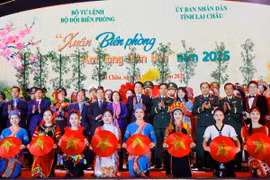 Chủ tịch nước Lương Cường với các đại biểu dự Chương trình Giao lưu nghệ thuật “Xuân Biên phòng ấm lòng dân bản” năm 2025. (Ảnh: Lâm Khánh/TTXVN)