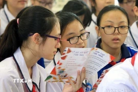 Lớp dạy kỹ năng chống tin giả tại trường Trung học cơ sở Ngô Quyền (Hải Phòng) do Đoàn Thanh niên TTXVN tổ chức. (Ảnh: TTXVN)