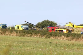 Lực lượng cứu hộ phong tỏa hiện trường vụ rơi máy bay. (Nguồn: Solent News)