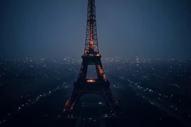 Hỏa hoạn tại Tháp Eiffel ngay trước thềm Giáng sinh