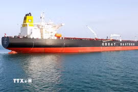Tàu chở dầu thô cập cảng ở Mundra, Ấn Độ sau khi băng qua eo biển Hormuz, ngày 18/3. (Ảnh: ANI/TTXVN)