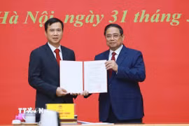 Thủ tướng Phạm Minh Chính trao Quyết định điều động, bổ nhiệm ông Bùi Thế Duy - Ủy viên dự khuyết Ban Chấp hành Trung ương Đảng, Phó chủ tịch Viện hàn lâm Khoa học và Công nghệ Việt Nam - giữ chức Giám đốc Đại học Quốc gia Hà Nội. (Ảnh: Dương Giang/TTXVN)