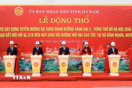 Các đại biểu thực hiện nghi thức động thổ dự án. (Ảnh: Nguyễn Chinh/TTXVN)