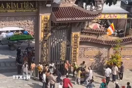 Hiện trường vụ dàn cảnh cướp giật tài sản xảy ra ở chùa Kim Tiên. (Ảnh: TTXVN phát)