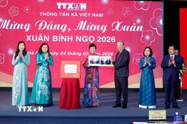 Tổng giám đốc TTXVN Vũ Việt Trang tặng Tổng Bí thư Tô Lâm cuốn sách ảnh do phóng viên Ban biên tập Ảnh thực hiện. (Ảnh: Thống Nhất/TTXVN)
