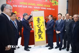 Thủ tướng Phạm Minh Chính tham quan không gian trưng bày về Hán Nôm tại Viện Hàn lâm Khoa học và Xã hội Việt Nam. (Ảnh: Dương Giang/TTXVN)