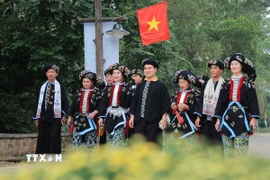 Đồng bào người Dao tỉnh Thanh Hóa với trang phục truyền thống xuống Phiên chợ vùng cao được tái hiện tại Làng Văn hóa-Du lịch các dân tộc Việt Nam. (Ảnh: Hoàng Hiếu/TTXVN)