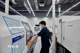 Nhiều doanh nghiệp hoạt động trong khu Công nghệ cao Đà Nẵng ưu tiên ứng dụng khoa học công nghệ vào sản xuất. (Ảnh: Hải Âu/TTXVN)