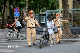 Công an thành phố Hà Nội triển khai kế hoạch cao điểm tuyên truyền, kiểm tra, xử lý vi phạm đối với học sinh và phụ huynh học sinh trên địa bàn. (Ảnh: Quốc Lũy/TTXVN)