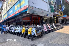 Khách hàng lựa chọn xe máy điện trên đường An Dương Vương nhằm thích ứng linh hoạt trước biến động của thị trường nhiên liệu. (Ảnh: Thanh Vũ/TTXVN)