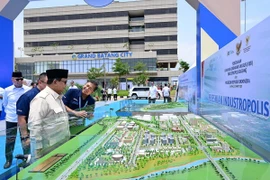 Tổng thống Indonesia Prabowo Subianto tham quan mô hình Khu công nghiệp tích hợp Batang. (Nguồn: Văn phòng Tổng thống Indonesia)