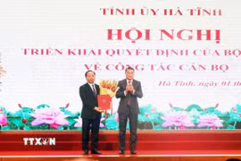 Ủy viên Bộ Chính trị, Trưởng Ban tổ chức Trung ương Lê Minh Hưng trao Quyết định cho tân Bí thư tỉnh ủy Hà Tĩnh Nguyễn Duy Lâm. (Ảnh: Công Tường/TTXVN)