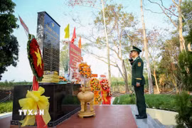 Bia tưởng niệm các Anh hùng liệt sỹ Đồn Biên phòng cửa khẩu Chàng Riệc là nơi để cán bộ, chiến sỹ đến dâng hương, tưởng nhớ và tri ân những người đã hy sinh vì độc lập, tự do cho Tổ quốc. (Ảnh: Giang Phương/TTXVN)
