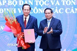 Thủ tướng Phạm Minh Chính trao Quyết định bổ nhiệm Bộ trưởng Bộ Dân tộc và Tôn giáo đối với ông Đào Ngọc Dung. (Ảnh: Dương Giang/TTXVN)